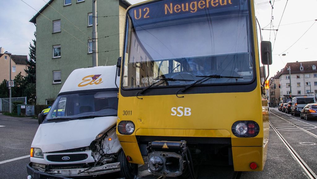 Unfall in Stuttgart-Bad Cannstatt: Stadtbahn prallt auf Kleintransporter