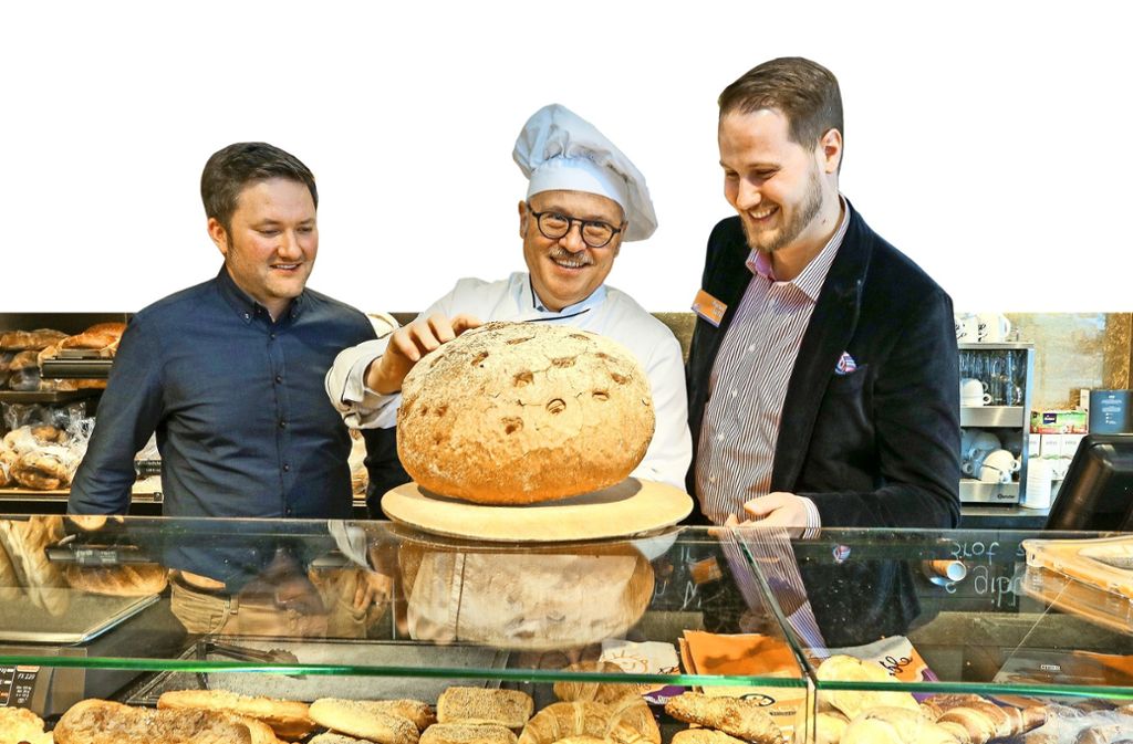 Dominik Leverenz,  Volker und Florian Lutz (v. li.) mit Brot vom Vortag. Foto: factum/Granville