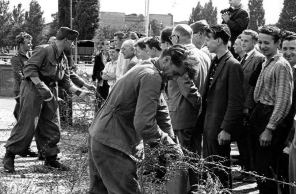Der 13. August 1961 manifestiert die Teilung Deutschlands: Stein für Stein schichten Arbeiter die Berliner Mauer auf - streng bewacht von Volkspolizisten und DDR-Soldaten.