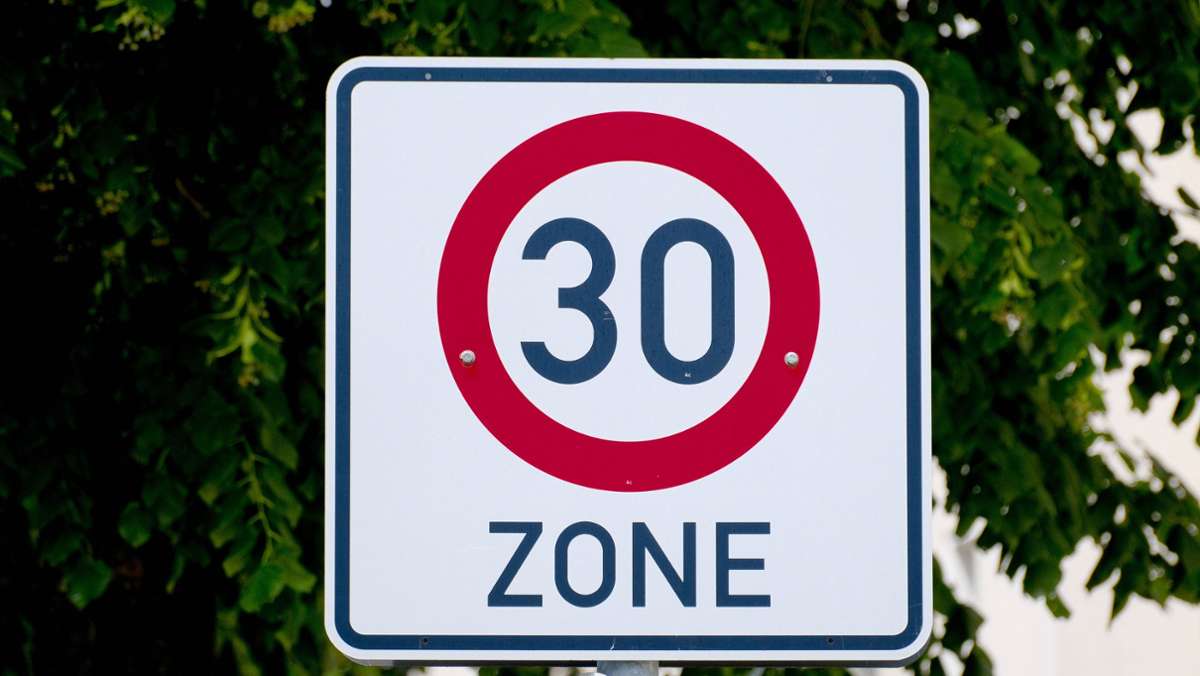  Sieben Städte darunter zwei aus Baden-Württemberg wollen ein großflächiges Tempolimit von 30 Kilometern pro Stunde testen. Ausnahmen soll es nur für wenige Hauptverkehrsstraßen geben. 