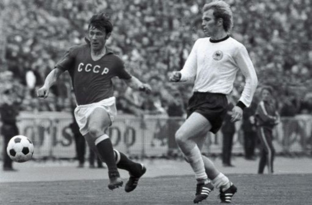 Auch in der Nationalelf ließ sein erster Einsatz nicht lange auf sich warten: Hoeneß (hier gegen die Sowjetunion) debütierte bereits im Frühjahr 1971 unter Bundestrainer Helmut Schön für die deutsche A-Mannschaft - und netzte bereits im ersten Spiel (2:0 gegen Ungarn) für Deutschland ein.