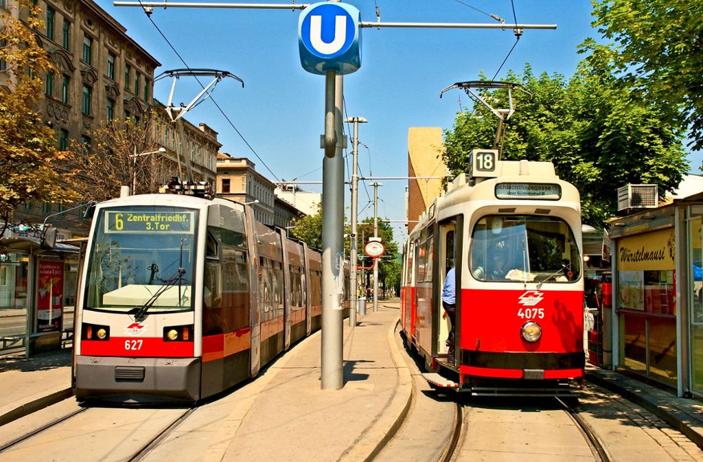Die alte Bim (rechts) verschwindet allmählich aus dem Wiener Stadtbild.