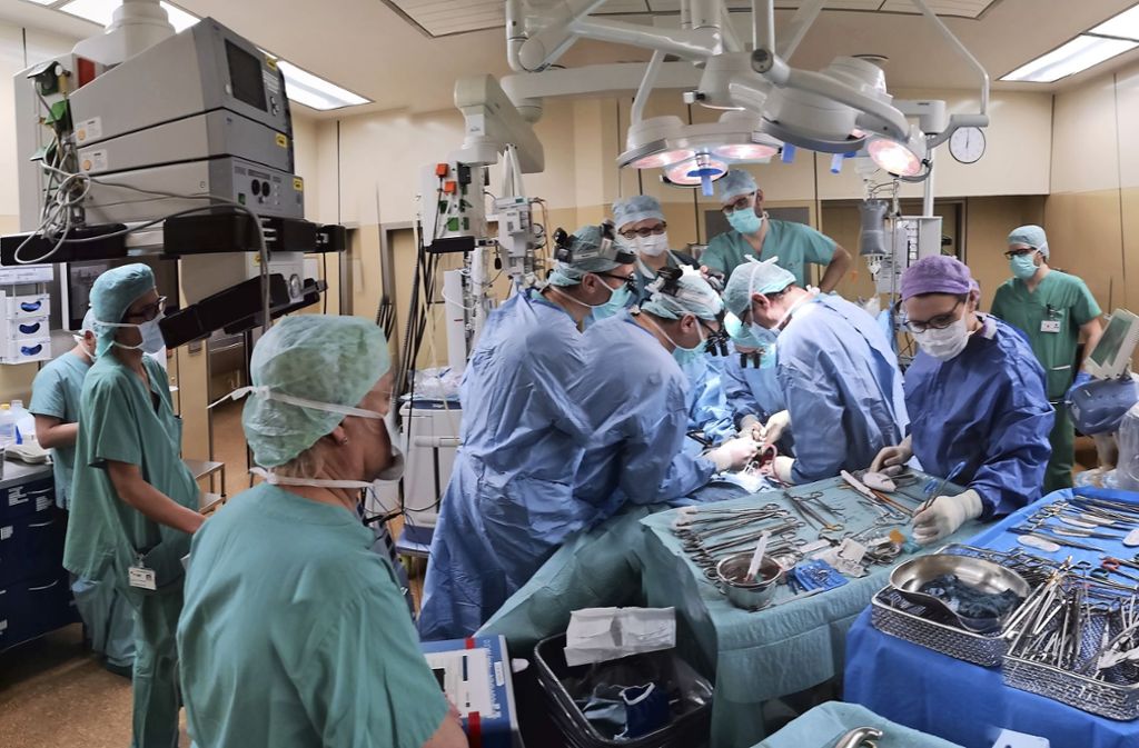 Die Tübinger Spezialisten bei der ersten von zwei Uterus-Transplantationen 2016. Die damals 23-jährige Katrin S. (Name geändert) erhält die Gebärmutter ihrer Mutter.