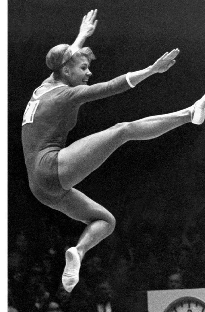 Larissa Latynina: Die ehemalige sowjetische Turnerin (1934 in der Ukraine geboren) ist mit 18 gewonnene Medaillen bei Olympischen Sommerspielen, darunter neun Mal Gold, die bislang am häufigsten dekorierte Olympionikin überhaupt. Auch sie ist Mitglied der Hall of Fame des internationalen Turnverbandes und Trägerin des Olympischen Ordens. Unter ihren neun Goldmedaillen stechen insbesondere drei Siege im olympischen Bodenturnen in Folge heraus (1956 – 1964).