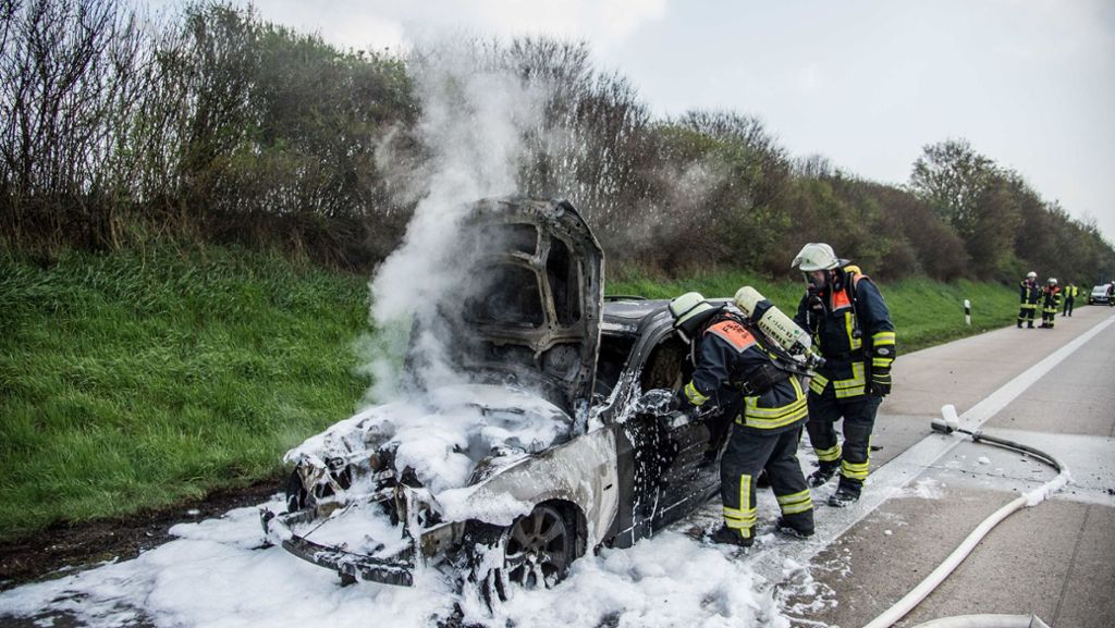 Kreis Esslingen: Auto brennt auf A8 aus