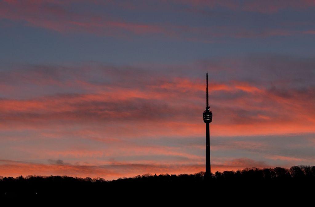 Heiraten in Stuttgarts bekanntestem Wahrzeichen, dem Fernsehturm, – eine ganz besondere Liebeserklärung, nicht nur an den Partner, sondern auch an die Stadt. Diese ausgefallene Möglichkeit bietet sich für Stuttgarter einmal im Monat.
