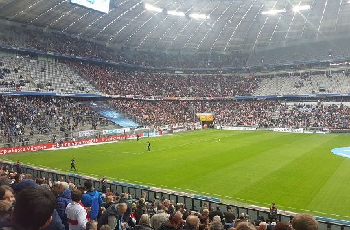 VfB-Fans haben das Kommando in der Allianz Arena in München übernommen. Foto: Thomas Stierle