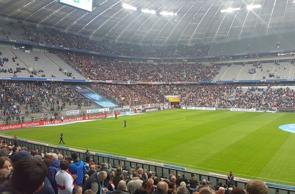 VfB-Fans haben das Kommando in der Allianz Arena in München übernommen. Foto: Thomas Stierle