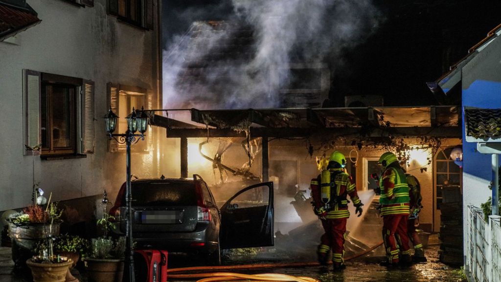  Beim Brand eines Autos und des Carports, unter dem es geparkt war, ist am Sonntagabend in Notzingen ein Schaden von rund 60 000 Euro entstanden. Die Polizei geht von einem technischen Defekt am Auto als Ursache für das Feuer aus. 
