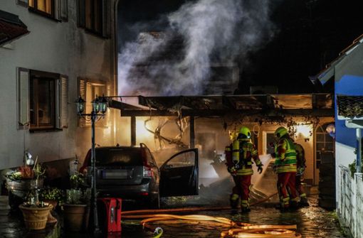 Das Auto und der Carport brannten völlig aus. Foto: S/DMG/Kohls