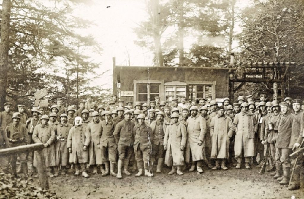 37 französische Gefangene und ihre deutschen Bewacher vom Sturmbataillon 16 beim Hartmannsweilerkopf. Foto: Generallandesarchiv