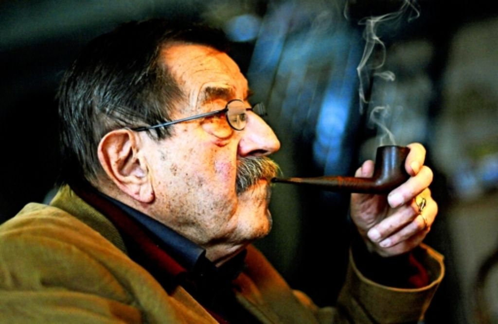 So kannte  man ihn: Günter Grass pfiff auf die Gefahren des Rauchens und ließ sich gerne ein Pfeifchen schmecken. Foto: dpa