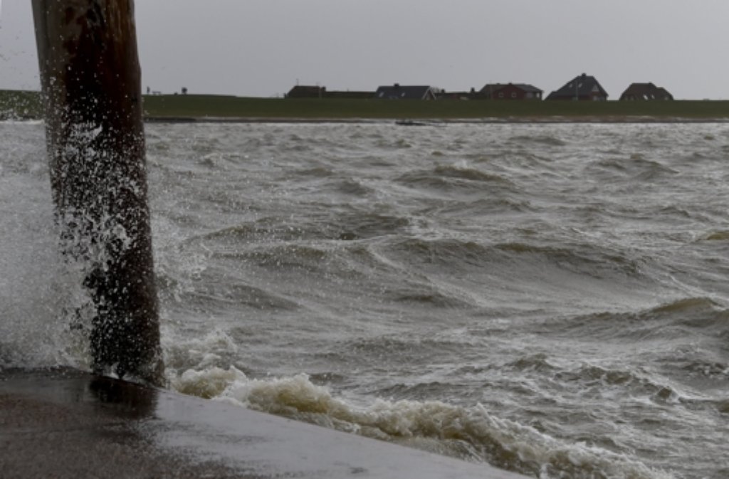 Vom Sturm aufgewühlt zeigt sich die Nordsee an einem Anleger in Dagebüll (Schleswig-Holstein).