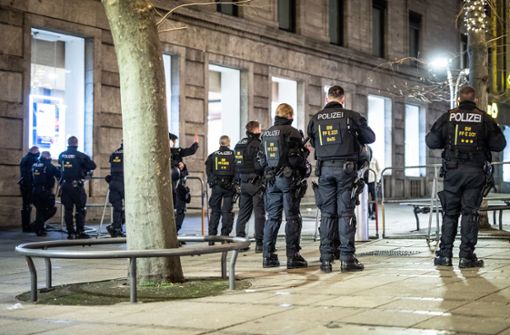 Die Stuttgarter Polizei zieht Bilanz aus der Silvesternacht. In unserer Fotostrecke haben wir die Eindrücke aus der Landeshauptstadt gesammelt. Foto: dpa/Christoph Schmidt