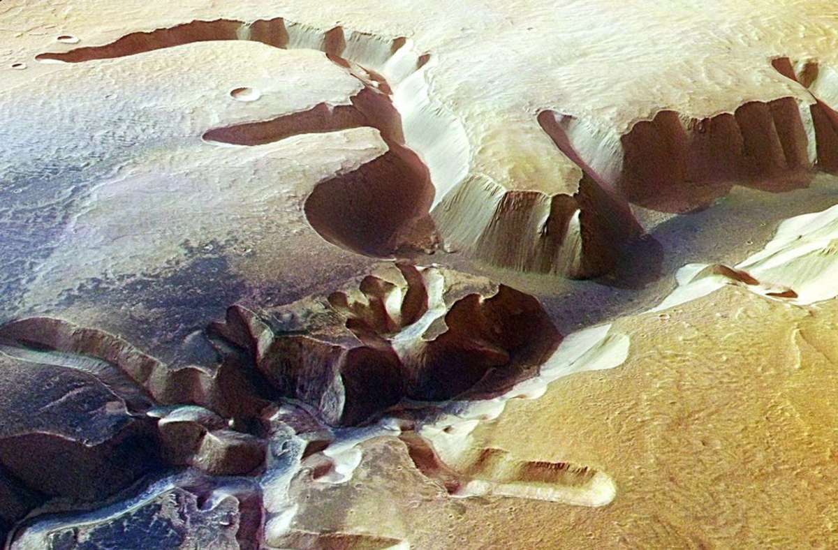 Wasser ist Leben. Dieses planetarische Grundgesetz gilt überall im Weltall. Die Mars-Sonde Curiosity hat beim Baggern auf der Oberfläche des Roten Planeten Hinweise auf das kostbare Nass entdeckt. Vielleicht gibt es auf unserem Nachbarplaneten tatsächlich marsianische Bakterien-Kolonien.