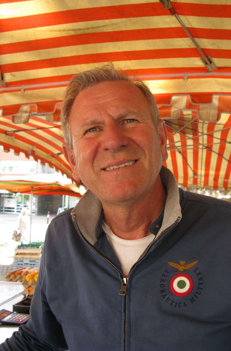 Joachim Bleyer ist seit vielen Jahren mit seinem Stand mit Geflügel und Eiern auf dem Fellbacher Wochenmarkt präsent.
