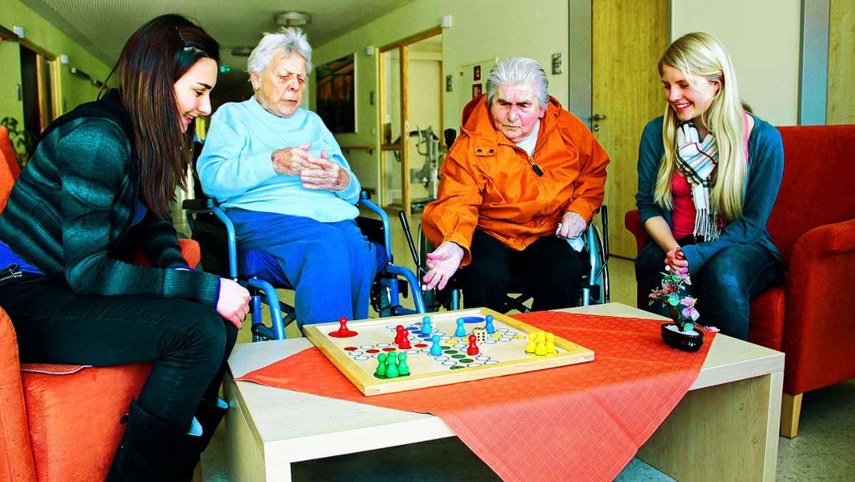 Ehrenamt in der Krise: Hemmschwelle in Altenheimen senken