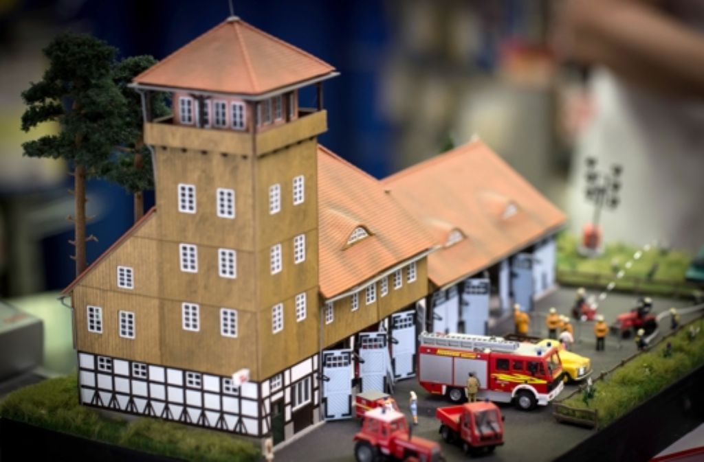 Auch ein Modell des Schwenninger Feuerwehrhauses kann man in dem Laden bestaunen.