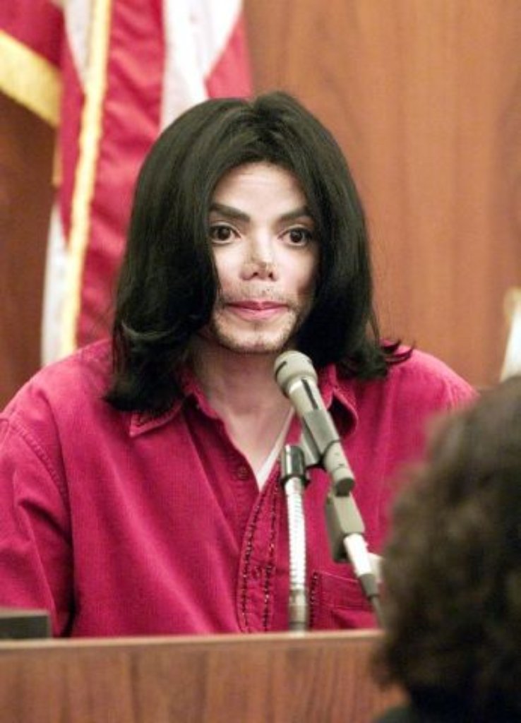 Schockfoto aus dem Jahr 2002: Als es in diesem Jahr zu einem weiteren Vorwurf des Kindesmissbrauchs kommt, sieht die Weltöffentlichkeit einen völlig fertigen Jackson vor Gericht. Der 44-Jährige wird freigesprochen.