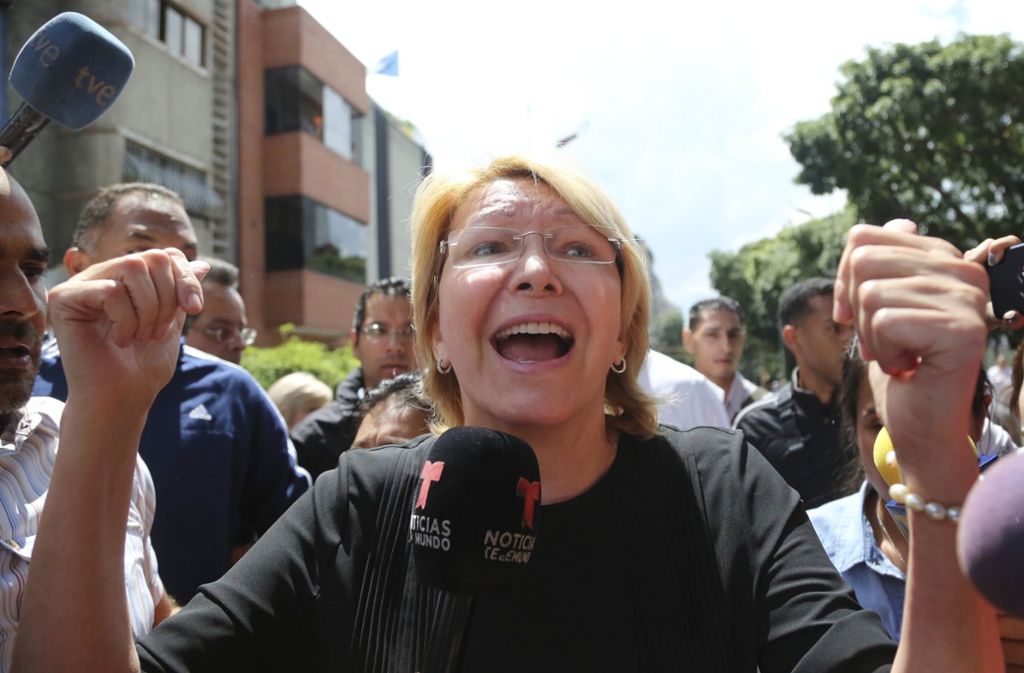 Die abgesetzte Generalstaatsanwältin Luisa Ortega Diaz will sich nicht geschlagen geben. Sie fordert zum Widerstand gegen die Pläne des Präsidenten auf.