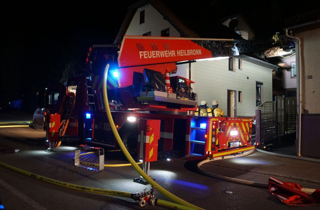 Ein Sachschaden von rund 300.000 Euro ist entstanden. Die Feuerwehr war mit 9 Fahrzeugen und 40 Einsatzkräften vor Ort.