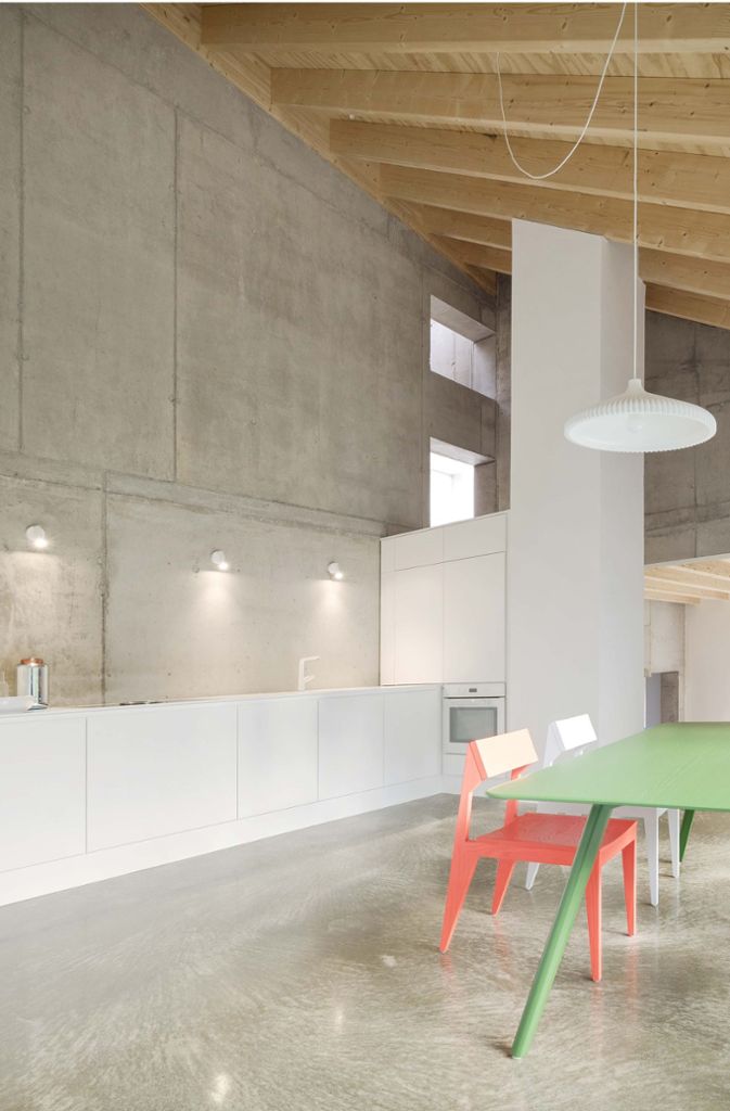 Blick in die Küche mit der sechs Meter hohen Wand und der Einbauküche vom Schreiner aus dem Allgäu und den Möbeln von den jungen Berliner Designern Objekte unserer Tage.