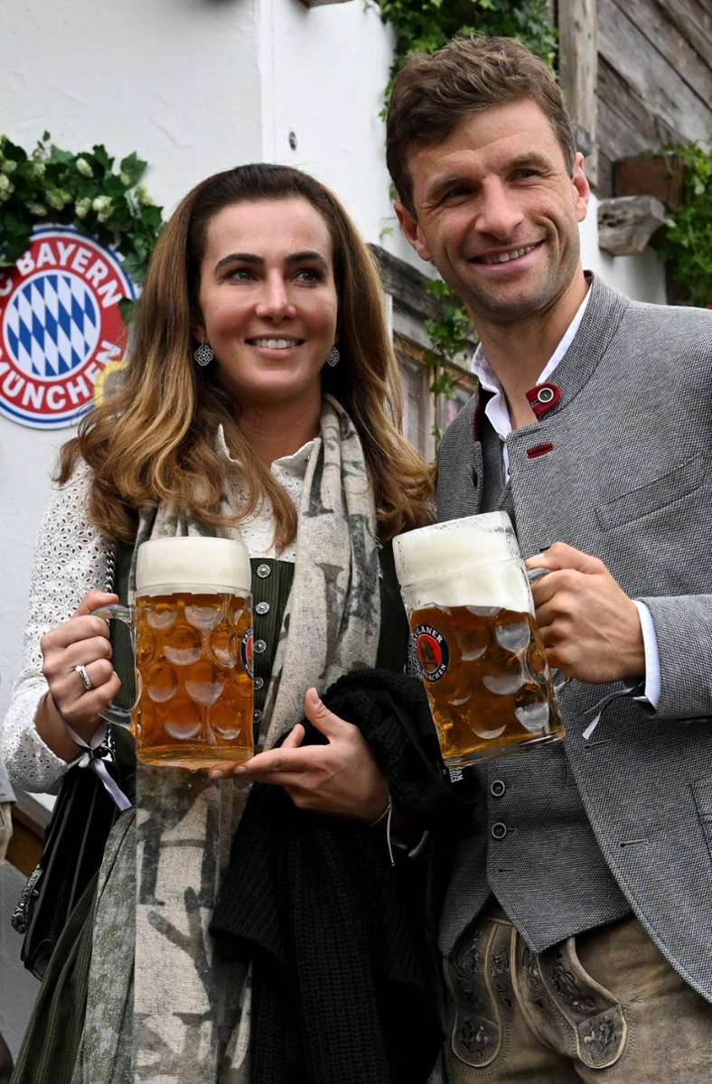 Thomas Müller und seine Frau Lisa durften beim Wiesn-Besuch des FC Bayerns natürlich auch nicht fehlen.