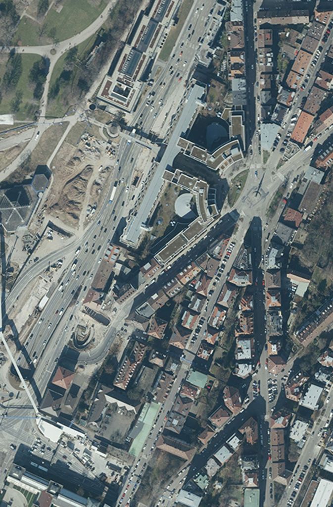 Heute ist am linken oberen Bildrand das erst vor wenigen Jahren erbaute Innenministerium zu sehen, außerdem das Hotel und die Ministeriumsbauten am Kernerplatz.