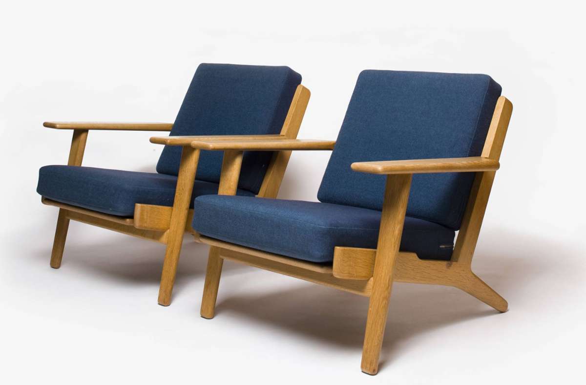 Armlehnstuhl, entworfen in den 1960ern von dem dänischen Designer Hans J. Wegner. Schnörkellos, funktional, aber auch gemütlich und mit als warm geltendem Material, Holz mit Stoffpolster: Diese behagliche Einfachheit, sagen die Designer von TAF Studio, seien Gründe für die Beliebtheit skandinavischen Designs.