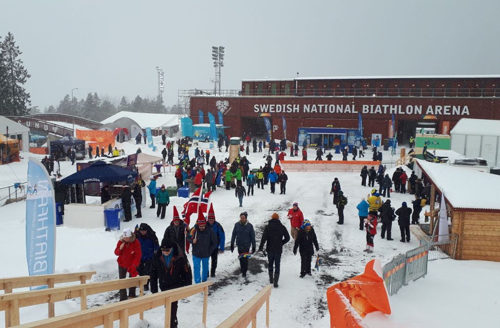 Vor der Biathlon Arena marschieren die Fans vor den Wettkämpfen auf – sie begrüßen sich lautstark, sie stärken sich mit Speis und Trank, um ihre Athleten bestmöglich unterstützen zu können.