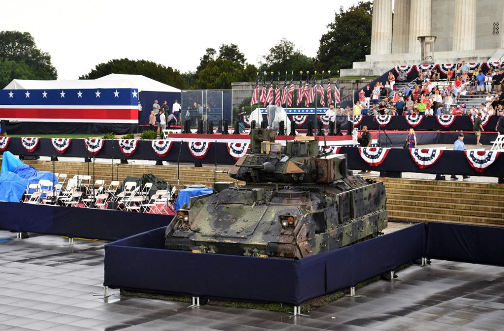 Ein Bradley-Kampffahrzeug ist vor dem Lincoln Memorial ausgestellt.