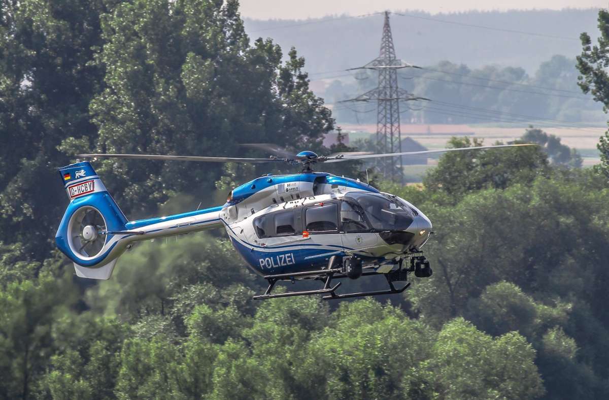 Auch am Dienstagmorgen suchte der Polizeihubschrauber das Gebiet ab (Symbolbild). Foto: Polizeipräsidium Einsatz/Airbus Helicopters/Charles A