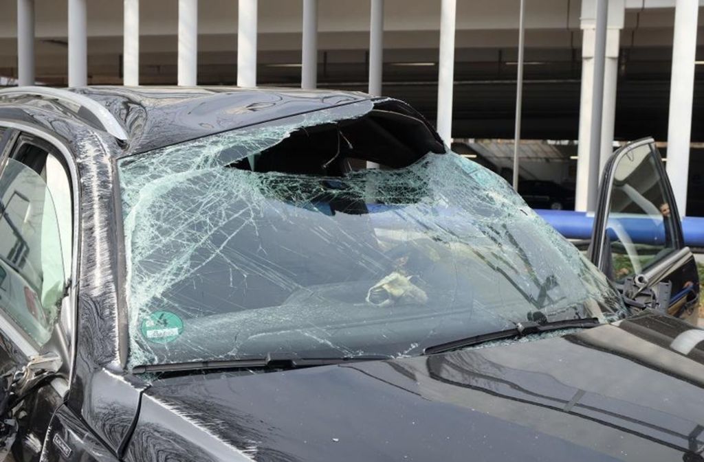 Der VW Tiguan wurde bei dem Unfall in Stuttgart stark beschädigt.