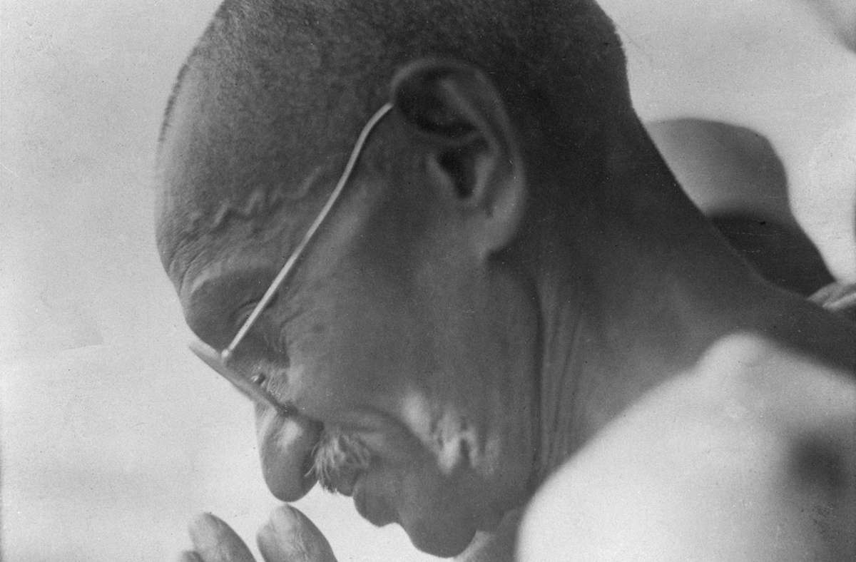 Mohandas Karamchand Gandhi war ein indischer Rechtsanwalt, Publizist, Morallehrer, Asket und Pazifist, der zum geistigen und politischen Anführer der indischen Unabhängigkeitsbewegung wurde.