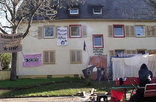 Die Hausbesetzung in der Johann-Sebastian-Bach-Straße soll ein Statement für bezahlbaren Wohnraum sein. Foto: Siebold