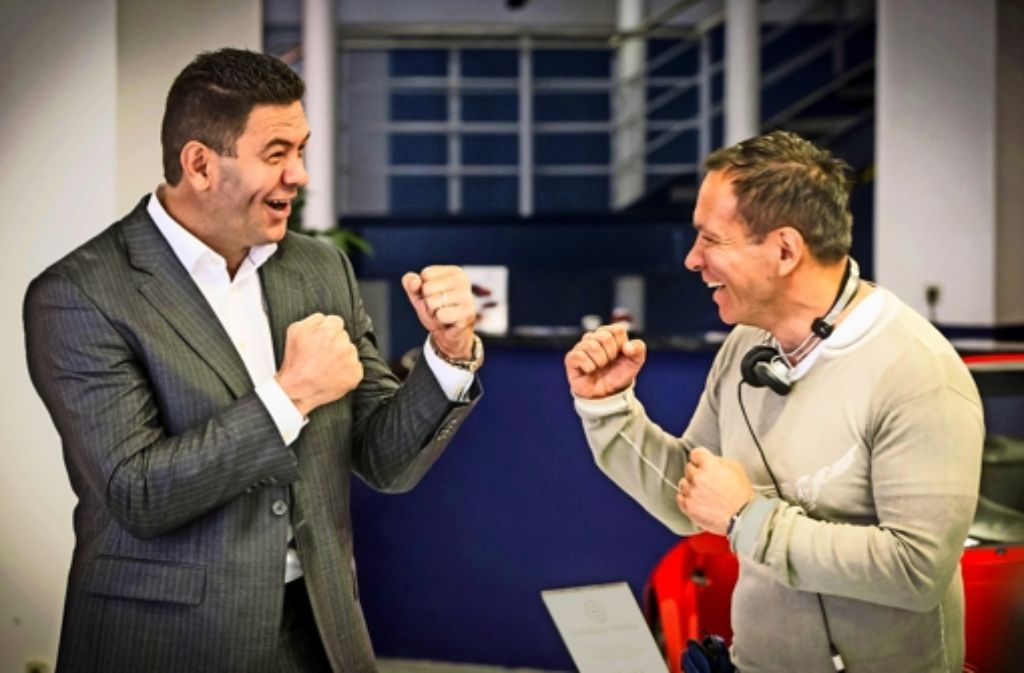 Der Boxer und sein Regisseur: Luan Krasniqi posiert mit Rainer Matsutani (rechts).