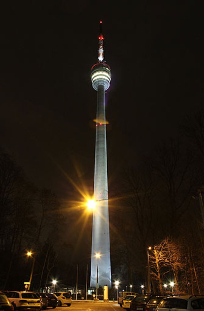 Schwarze Nacht über Degerloch, einzig der Fernsehturm leuchtet - Markus Erdi hat ihn dabei geknipst.