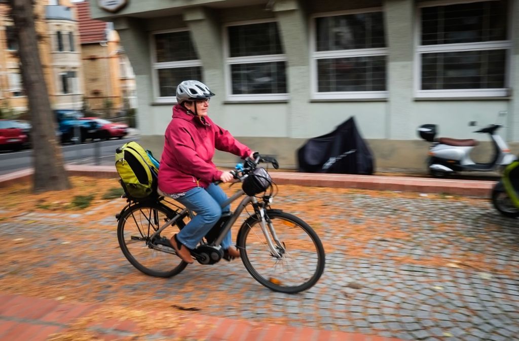 Auch Parkplatzprobleme erschweren Hebammen die Arbeit. Monika Schmid fährt deshalb am liebsten mit dem E-Bike zu Terminen.