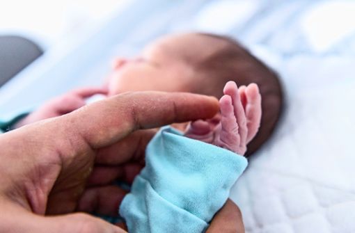 Fachgerechte Versorgung für Neugeborene ist wichtig  – aber Hebammen sind rar. Foto: dpa/Sina Schuldt