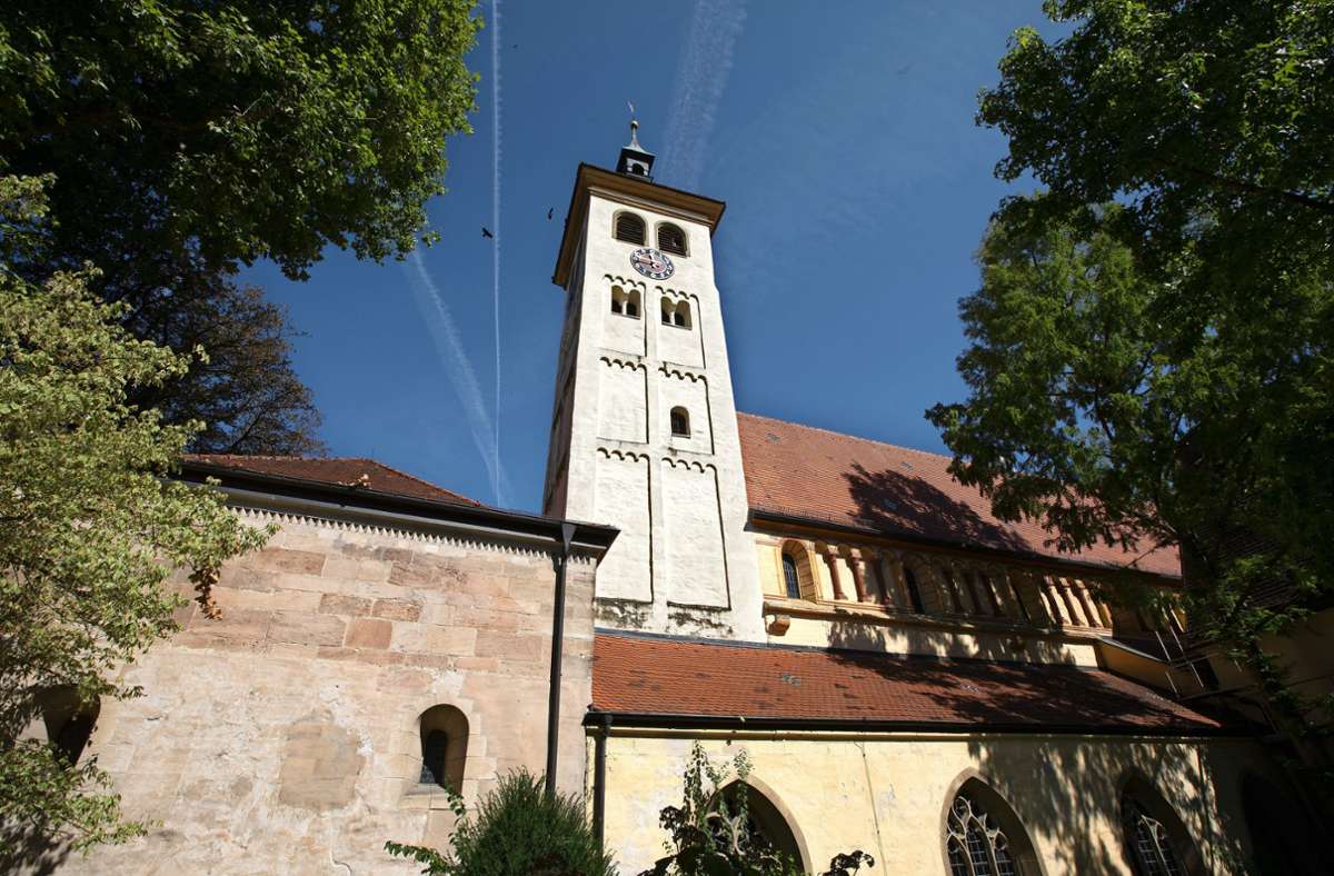 Der imposante Kirchturm wurde von Heinrich Schickhardt umgebaut.