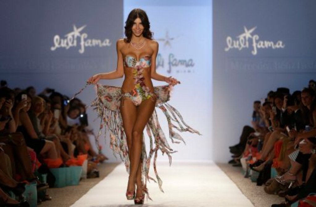 Ein Model zeigt Bademode von Luli Fama auf der Mercedes-Benz Fashion Week in Miami.