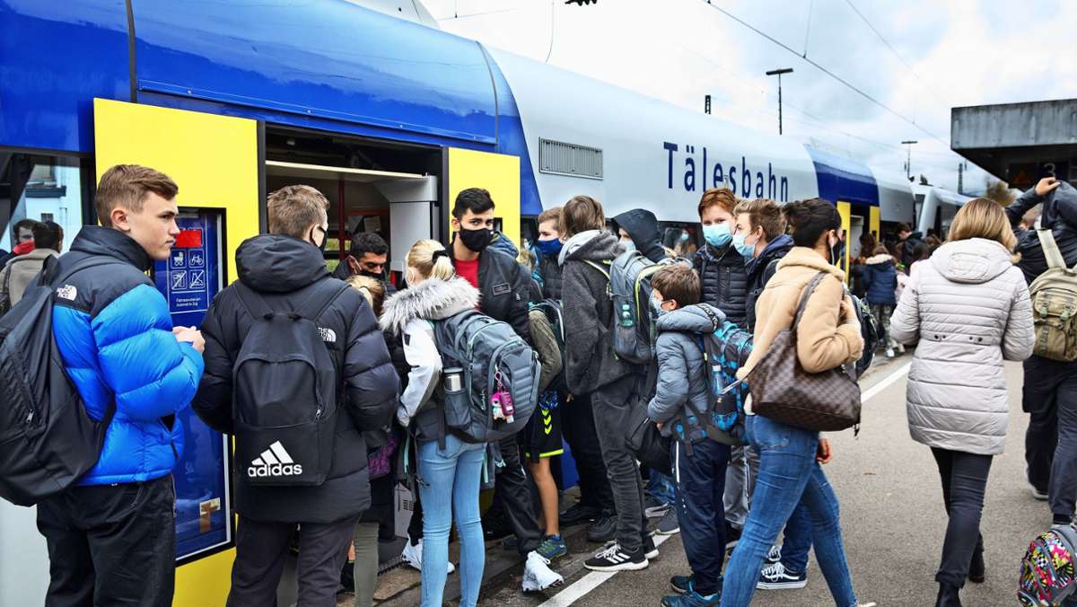  Auf der vor allem von Schülern genutzten Tälesbahn, die zwischen Nürtingen und Neuffen verkehrt, ist ein Triebwagen ausgefallen. Das führt zu Gedränge in den Stoßzeiten. 