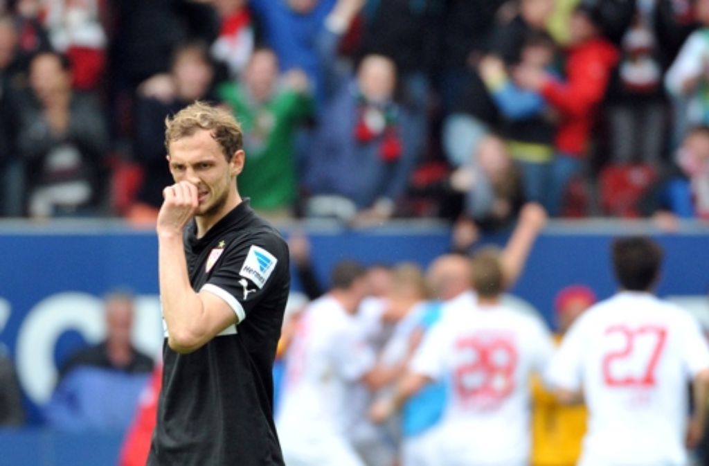 Der VfB-Verteidiger Georg Niedermeier mag nicht hinsehen, wie Augsburg feiert.