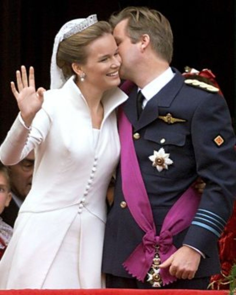 Der künftige König Philippe gilt als schüchtern und etwas linkisch, punktet aber mit seiner beliebten französischsprachigen Frau, Prinzessin Mathilde.