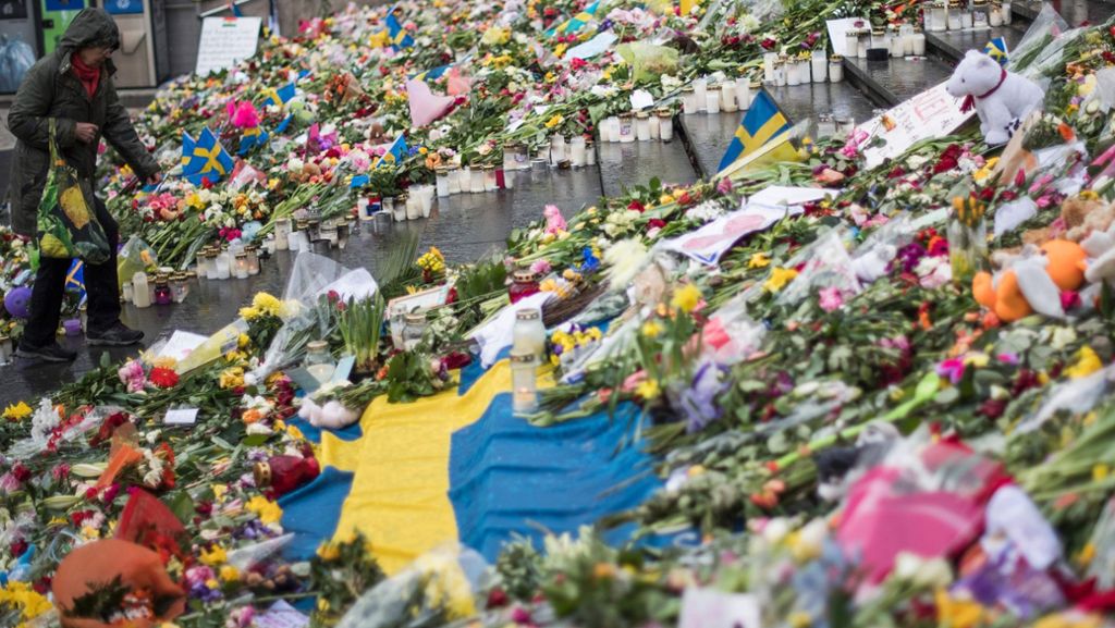  In Stockholm ist ein Unbekannter mit einem Kleinlaster durch eine Einkaufsstraße gerast und in ein Kaufhaus gefahren. Bis zu vier Menschen sterben bei dem mutmaßlichen Terrorakt. Nun hat der Tatverdächtige gestanden. 