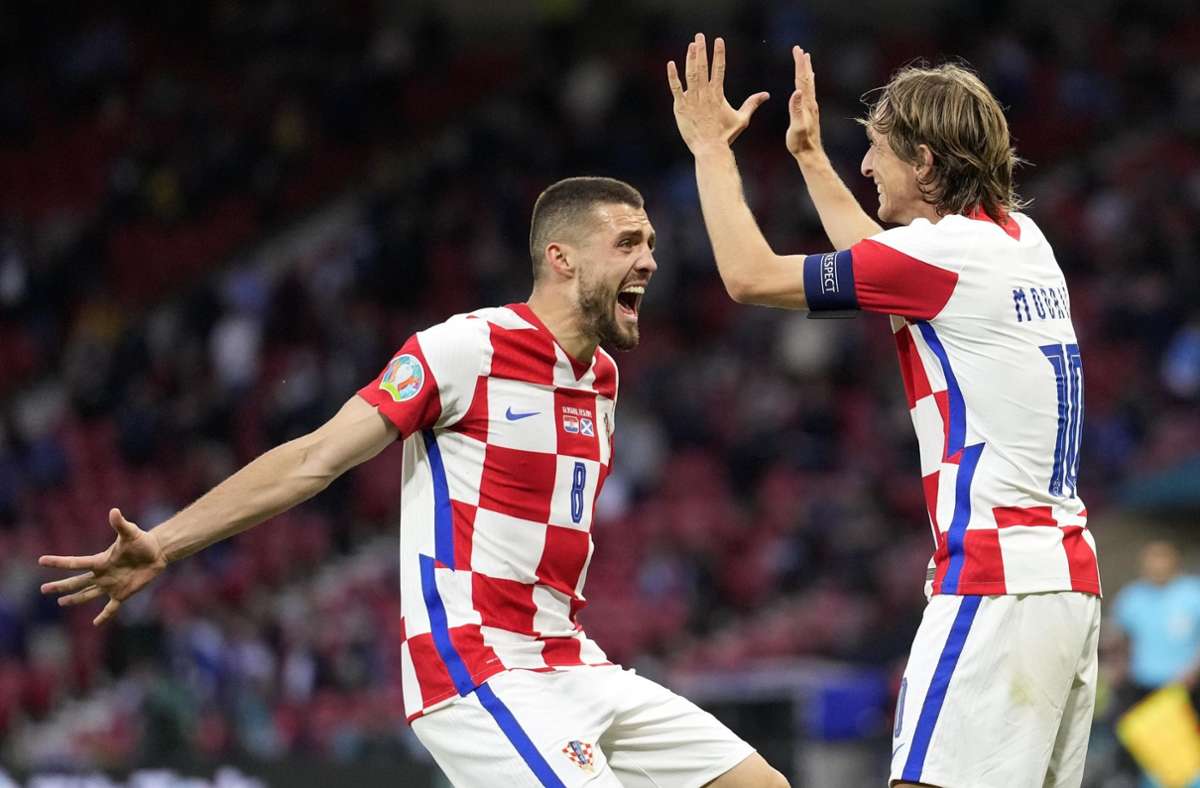 Mateo Kovacic (links) und Luka Modric feiern das Weiterkommen.