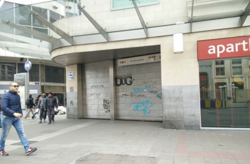 Wie auch diese Station, De Brouckere, wurden alle Metro-Stationen evakuiert und geschlossen. Es fahren aktuell keine Busse, Metro-Züge oder Straßenbahnen mehr.