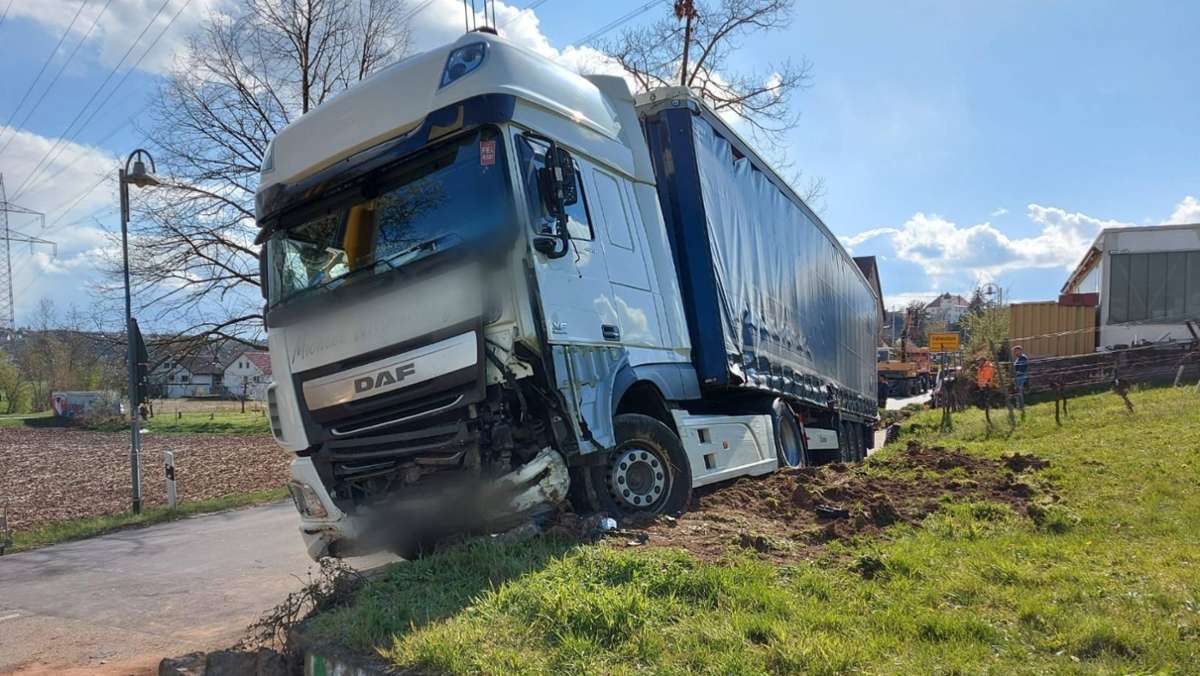 Unfall in Bönnigheim: Sattelzug landet in einem Weinberg