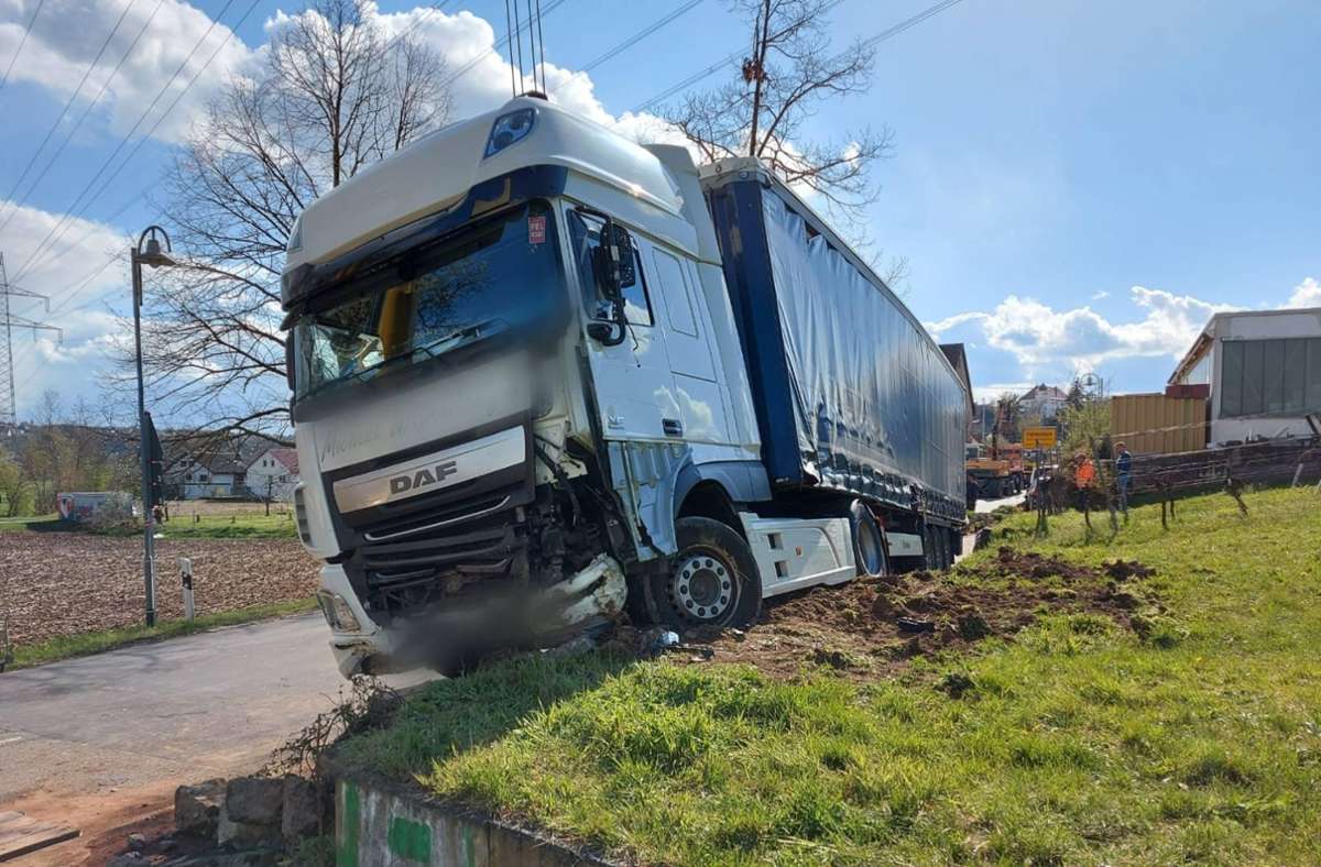 Ein Lastwagen hat in Bönnigheim vier Autos beschädigt.