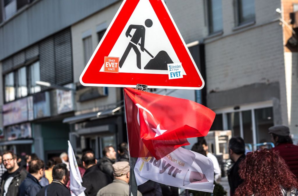Zwar hat die CHP die „Nein“-Aktion in Stuttgart und weiteren Städten des Landes organisiert, Parteisymbole sucht man jedoch vergebens.